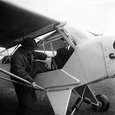 Yngve Ligner kliver ur pilotens plats. Mauritz Hamrin sitter kvar. Foto: Åke Ahlstrand, Specialfoto