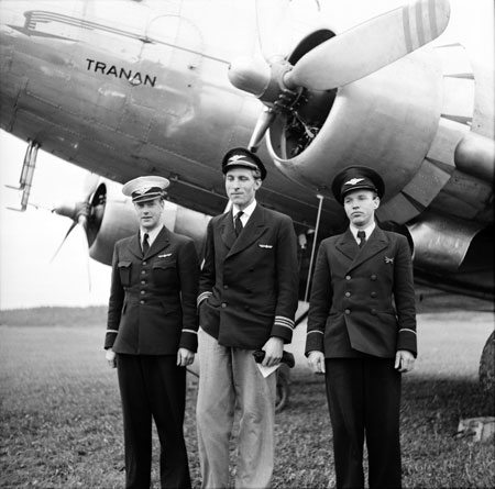 Flygvärd, flygkapten Bugge och hans radiotelegrafist. Foto: Åke Ahlstrand, Specialfoto