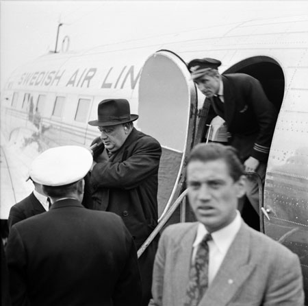 Avstigning. Flygkapten Bugge tittar ut genom kabindörren. Foto: Åke Ahlstrand, Specialfoto