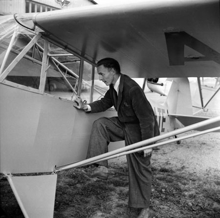 Flygklubbens första Cub SE-ATE. Troligen inget samband med telegrafbilen. Foto: Åke Ahlstrand, Specialfoto