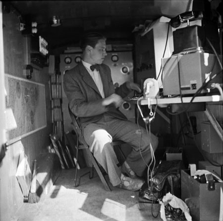 Telegrafnyckeln går varm inne i telegrafbilen. Foto: Åke Ahlstrand, Specialfoto