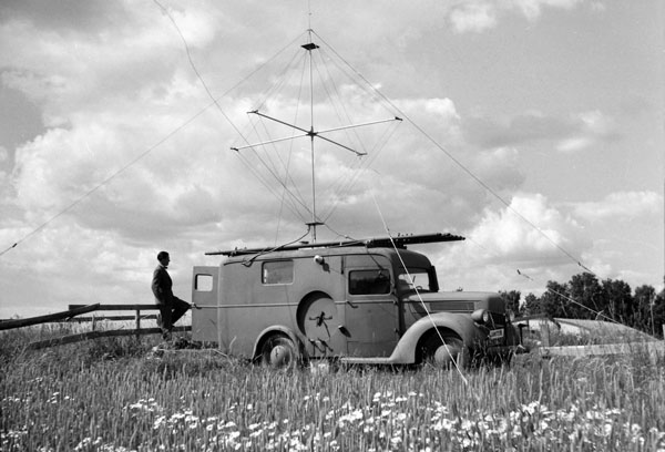 Radiobilen på Gustavsvik 1946. Stora hangaren skymtar i bakgrunden. Foto: Åke Ahlstrand, Specialfoto