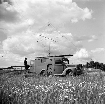 Telegrafverkets ambulerande fälttelegraf. Hangartaket i bakgrunden. Foto: Åke Ahlstrand, Specialfoto