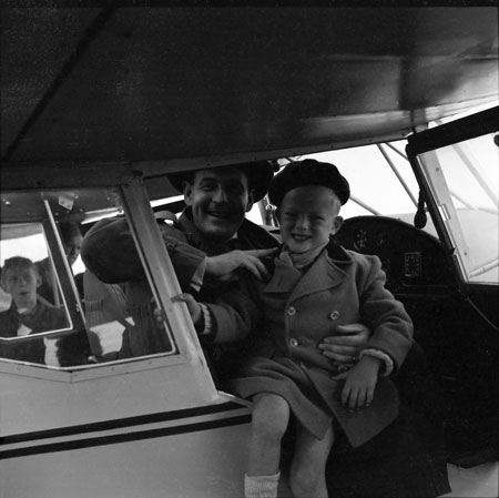 Lille Thomas med sin far i kabinen. Foto: Åke Ahlstrand, Specialfoto