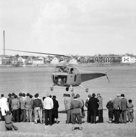 Helikoptern med Tybble och pappersbruksskorstenen i bakgrunden. Foto: Åke Ahlstrand, Specialfoto
