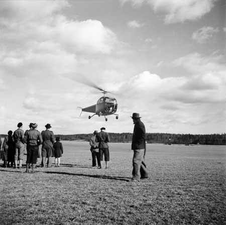 Helikoptern med flygfältet och Sörbyskogen i bakgrunden. Foto: Åke Ahlstrand, Specialfoto