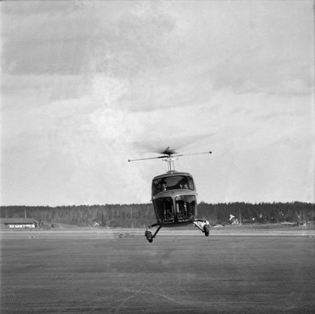 Helikoptern med Reträtten i bakgrunden. Foto: Åke Ahlstrand, Specialfoto