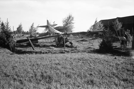 Nedslagsplatsen med höstacken bakom och en ladugård om babord. Foto: Åke Ahlstrand, Specialfoto