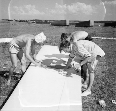 Ett lag förbereder sig inför segelflygtävlingen. Foto: Åke Ahlstrand, Specialfoto