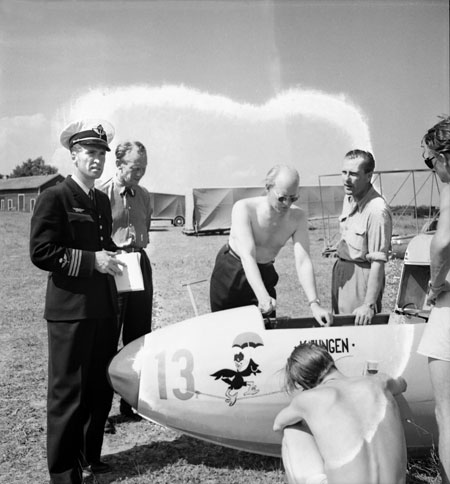 Fr. v. kapten Lennart Bunke, pressombudsman Yngve Norrvi, tävlande löjtnant Gunnar Carlsson F 13 och chefsinstruktör Bengt C:son Bergman. Framför planet två av Carlssons assistenter. Foto: Åke Ahlstrand, Specialfoto