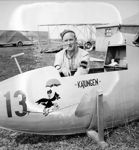 Förmodligen en mera påklädd löjtnant Gunnar Carlsson F 13. Foto: Åke Ahlstrand, Specialfoto