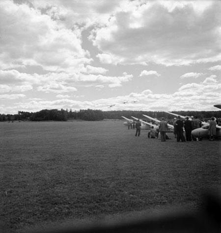 Alm, Brink och Persson i var sin Weihe flyger in i formation. Foto: Åke Ahlstrand, Specialfoto