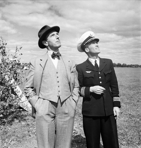 Överste Ivar af Sillén och kapten Lennart Bunke i tävlingsledningen. Denna bild fanns med på sid 1 i Örebro Dagblad, märkt "Ör D foto". Foto: Åke Ahlstrand, Specialfoto