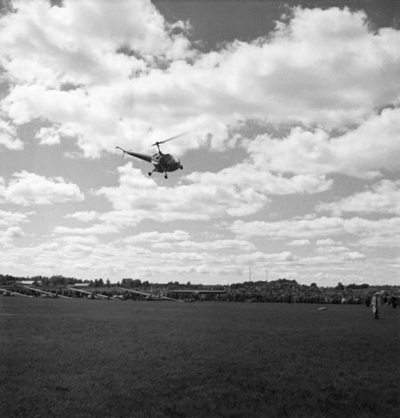 Helikoptern visar sin manöverförmåga. Foto: Åke Ahlstrand, Specialfoto