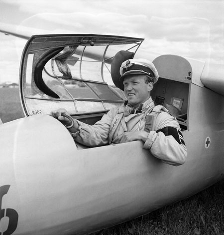 En Weihe-pilot i sitt plan. Ganska säkert Sven Alm, se nedan. Foto: Åke Ahlstrand, Specialfoto