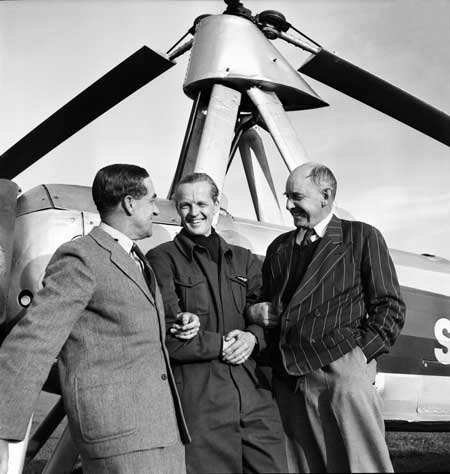 Autogiroflygskola i Örebro den 27 september 1949 efter att Rolf von Bahr har sålt sina autogiror till klubben. Fr.v: Yngve Ligner, läraren Rolf von Bahr, Arvid Gullberg. Foto: Åke Ahlstrand, Specialfoto