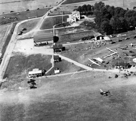 Från VM i segelflyg 1950, bara som orientering. Jag tror att huset t.v. var ABA:s stationsbyggnad och tullstation. Huset t.h. är "Tornet". Foto: Åke Ahlstrand, Specialfoto