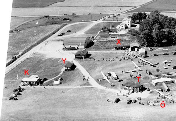 Vy åt väster över terminalområdet vid segelflygs-VM med några byggnader markerade. Foto: Åke Ahlstrand, Specialfoto 3 juli 1950
