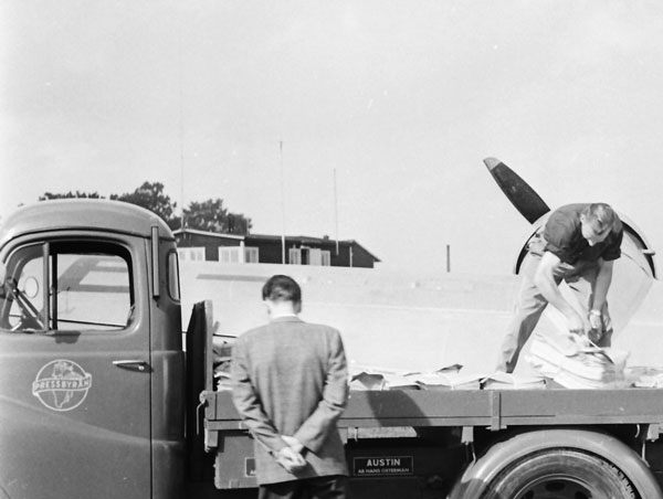 Tornet med master skymtar bakom ett tidningsplan den 26 aug 1950. Foto: Åke Ahlstrand, Specialfoto