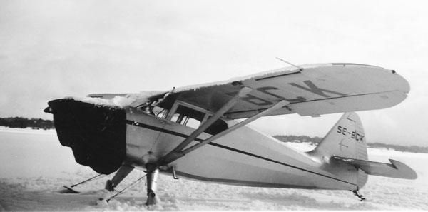 Aerobolagets Stinson Voyager SE-BCK på sjön Draven i södra Småland i mars 1951. Foto: okänd via Björn Åman