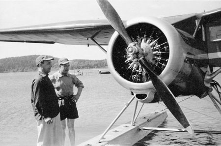 Fr.v: Pilot Hans Åman och Gunnar Eriksson vid Aerobolagets Stinson V-77 Relint på Åsunden 1955. Foto via Björn Åman.