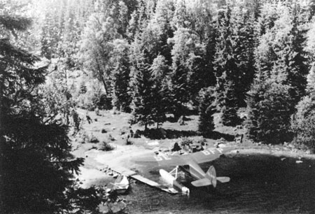 Stinson Reliant SE-BFP 1955 nedanför Pelle Ericssons stuga vid Viaredssjön. Foto via Björn Åman.