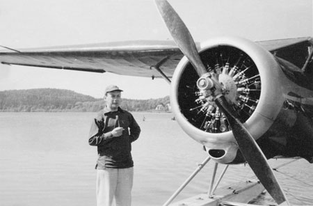 Hans Åman vid Stinson Reliant, Ulricehamn juli 1955. Foto via Björn Åman.