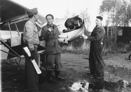 Cuben SE-AST från Värmlandsflyg hösten 1950. Hans Åman t.v, Hjalmar Isander i mitten, Sven Hedman t.h. Foto via Björn Åman.