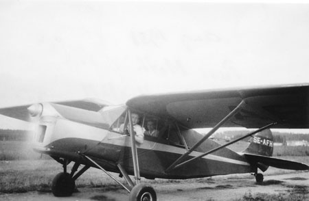 Puss Moth på Örebro flygfält i augusti 1951. Det är kanske Hans Åman i förarsätet. Foto via Björn Åman.