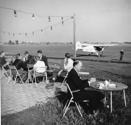 Örebro flygplats den 5/9 1964. Några personer är identifierade, se nedan. Foto via Björn Åman.