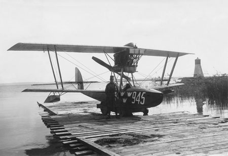 Hur ska man tolka följande baksidestext: "Nieuport-Macchi M7. Gåva från Henny Liljedahl 1952." Foto via Björn Åman.