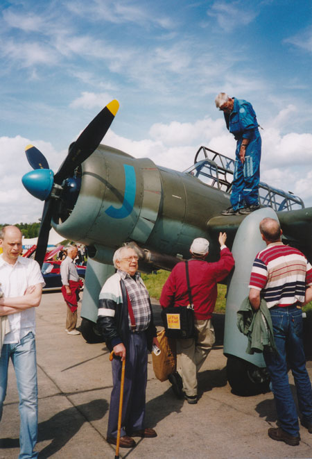 Hässlö 22 maj 2005. En åldrad Hans Åman återser B17, en typ som han själv flög under kriget. Foto: Björn Åman.