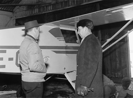 Hangaren i Karlskoga, tidigast 1962, med Hans Åman t.v. och meken Sven Hedman t.h. Foto via Björn Åman.