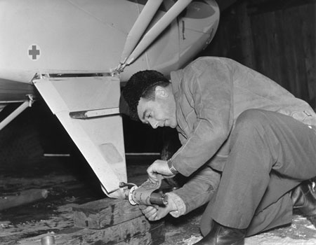 Folke Holm i Karlskogahangaren tidigast 1962. Foto via Björn Åman.