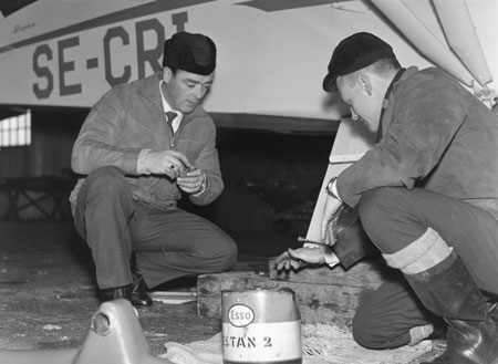 Hangaren i Karlskoga, tidigast 1962, med Folke Holm t.v. och Elving Persson t.h. Foto via Björn Åman.