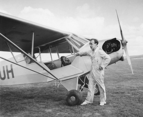 Hans Åman vid sin delägandes Cub SE-AUH 1946. Foto: okänd via Björn Åman