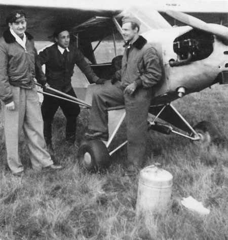 SE-AUH på Osdalsfältet, flygdagen i sep 1946. Fr.v: Hans Heitsch, Hans Åman , Göran Peil. Foto i Hans album via Björn Åman.