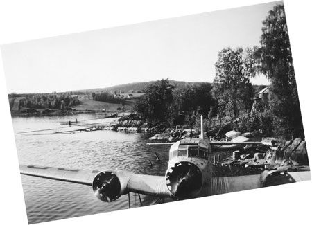 Den stygga konkurrenten i Torsby 5-6 okt 1949. (Ahrenbergs Ju 52 "Södermanland" som rundflög över hela Sverige.) (Notera Seabeen SE-AXX t.h. bakom Junkerns stjärt.) Foto via Björn Åman.
