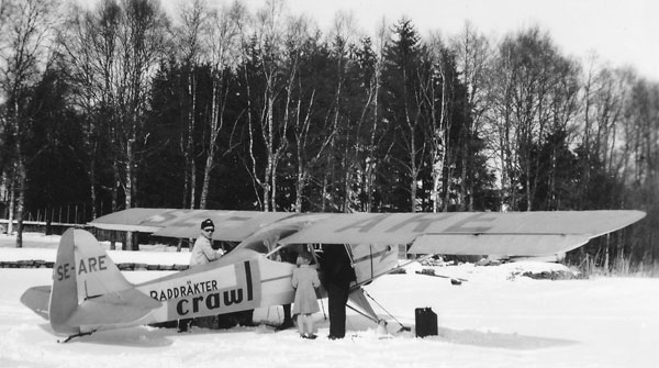 Aerobolagets Auster SE-ARE med Hans i rundflygartagen på Viaredssjön 1951. Foto: okänd via Björn Åman