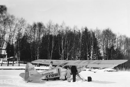 Hans Åman vid Austern SE-ARE på Viaredssjön i mars 1951. Foto via Björn Åman.