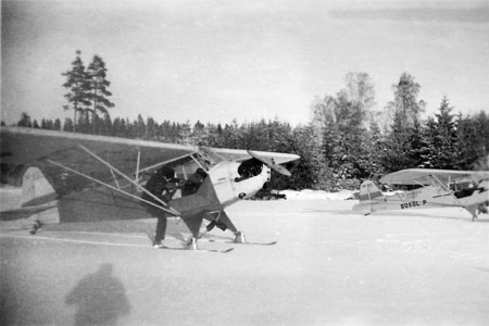 Två Cubar på Laxsjön, Laxå 1952. (Ser ut som Örebro flygklubbs SE-ATE och Jordbruksflygs SE-BFE.) Foto via Björn Åman.