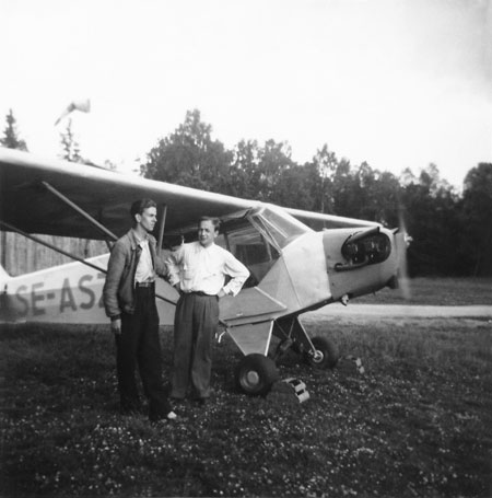 Borås 1951. Hans Åman t.h. (Borås flygklubb hade Cuben SE-ASZ nov 1948 - jul 1957.) Foto via Björn Åman.