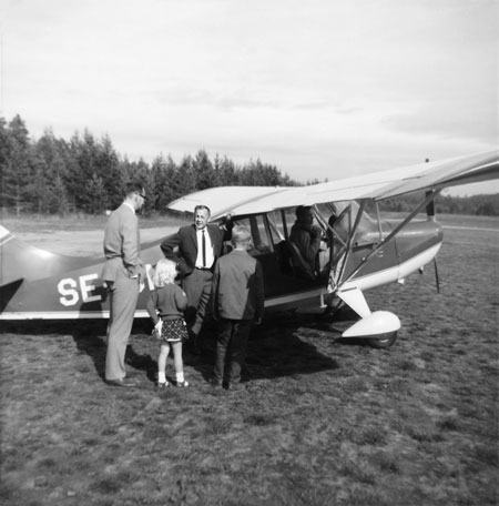SE-CNX på Brattforsheden den 14 juli 1965. Herr Norman på förarplats. Hans Åman håller i vingen. Foto via Björn Åman.