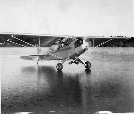 Bjärestigs och Pohlstrands Cub på Bromma 1946-47. Möjligen är det Ahrenberg själv som sitter i planet. Foto via Kurt Bjärestig