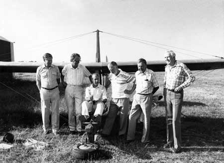 Kurt Bjärestig närmast till höger om piloten. Ganska säkert från 1986. Foto via Kurt Bjärestig