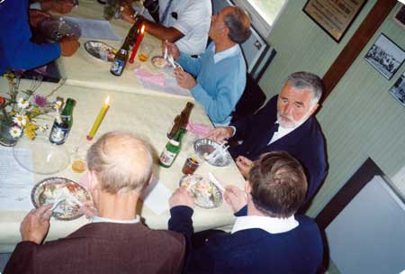 Kurt Bjärestig t.h. med ljust skägg. Troligen från Gotlands FK:s jubileumssupé 1989. Foto via Kurt Bjärestig