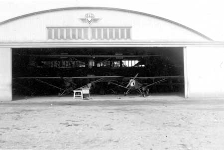 "Hangaren i Örebro hösten 1946. Närmast en Auster." Foto via Kurt Bjärestig