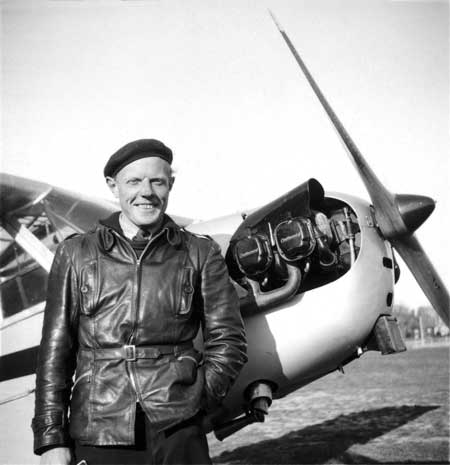 "Vår flyglärare Henric Månsson i Örebro sept 1946 framför vår Cub SE-AWD. Obs vår spinner o snobbrand!" Foto via Kurt Bjärestig
