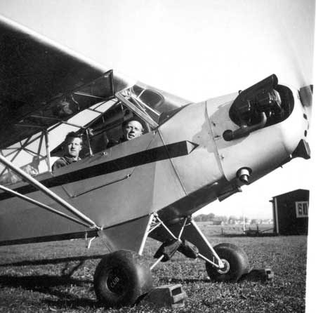 "Månsson och Pohlis i SE-AWD i Örebro 1946 på hösten. Pohlis och jag tog våra A-cert 13/9 – 22/10 1946 på SE-AWD med Måns som lärare." (Henric Månsson sitter fram och Sten Pohlstrand bak) Foto via Kurt Bjärestig