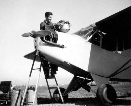 "Jag tankar en Piper Cub hösten 1946 i Örebro" (Detta är inte SE-AWD – rand och spinner saknas) Foto via Kurt Bjärestig